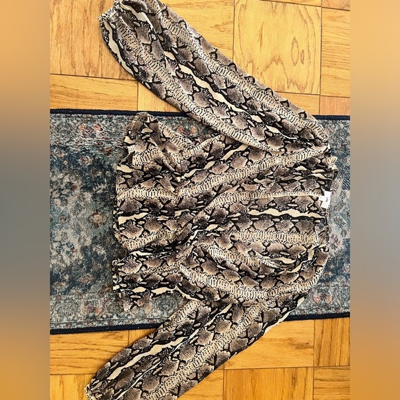 Revolve LPA Pinched Shoulder Snake Print Blouse Top large Python Long Sleeve - Picture 6 of 8